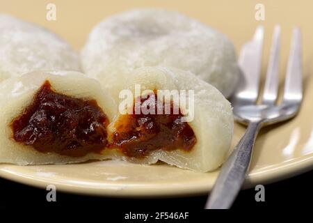 Mochi, gâteaux de riz japonais, sur une assiette de dessert avec garniture aux haricots rouges. Fait de mochigome, un riz gluant à grain court, il est populaire pendant le nouvel an. Banque D'Images