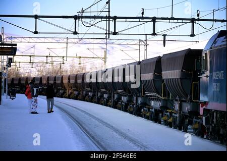 Un train de fret de minerai de fer de LKAB sur le chemin De Narvik à Lulea à la gare de Bjorkliden photo Janerik Code Henriksson / TT 10010 Banque D'Images