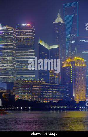 Cityscape at night Shanghai Chine LA008701 Banque D'Images