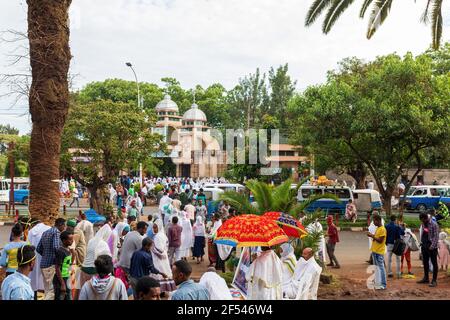 Azezo, région d'Amhara, Ethiopie - 21 avril 2019: Les chrétiens orthodoxes vêtus de blanc marchent à la masse dans la rue pendant les vacances de pâques. Bahir Dar, Banque D'Images