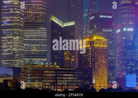 Cityscape at night Shanghai Chine LA008709 Banque D'Images
