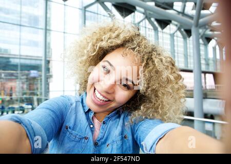 Gros plan joyeuse jeune afro-américaine prise de selfie Banque D'Images