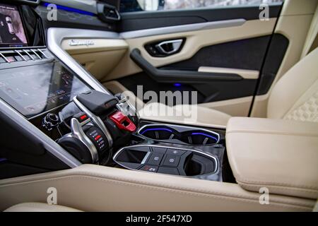 MOSCOU, RUSSIE - DÉCEMBRE 15, 2020: Intérieur de la voiture de luxe Lamborghini Urus. Cuir clair Banque D'Images