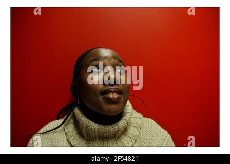 Nompilo Xaba, militant sud-africain du sida, dans la BBC 5 Live Studios à Londres.pic David Sandison 7/3/2005 Banque D'Images