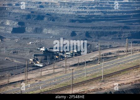 Extraction à ciel ouvert de charbon dans la carrière Bogatyr, Ekibastuz, Kazakhstan. Chargeuse de carrière et chemin de fer. Banque D'Images
