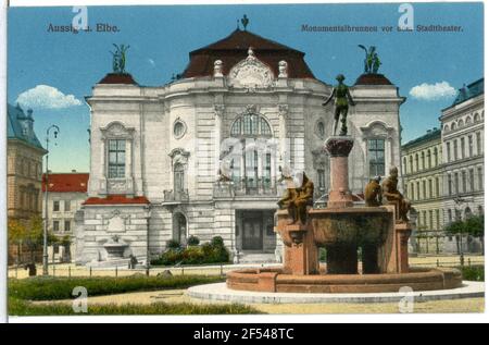 Fontaine monumentale en face du théâtre de la ville d'Aussig. Fontaine monumentale (Elbebrunes de Selmar Werner, 1912) devant le Stadttheater (1908-1909; Alexander Graf) Banque D'Images