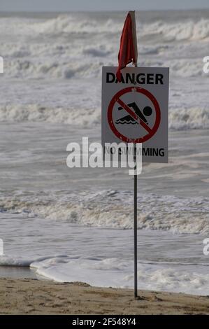 Pas de signe de natation. Gold Coast surf drapeau rouge des sauveteurs de la vie pour les conditions dangereuses sur la plage, surf brut. Queensland, Australie. Banque D'Images