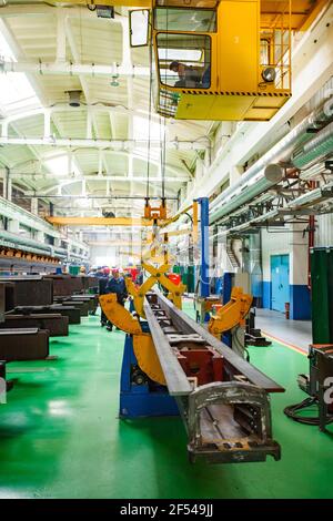 Ekibastuz, région de Pavlodar, Kazakhstan - 28 mai 2012 : usine de construction de chariots. Pont roulant à main mécanique. Opérateur femme en cabine. Banque D'Images