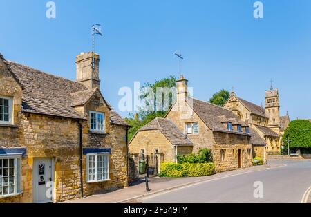 Les maisons typiques en pierre des Cotswolds en bord de route et l'église St Catharine à Chipping Campden, une petite ville marchande des Cotswolds, Gloucestershire Banque D'Images