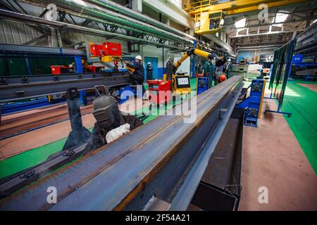 Ekibastuz, région de Pavlodar, Kazakhstan: Usine de construction de carriole. Travaux de soudage sur une grande pièce en acier. Banque D'Images