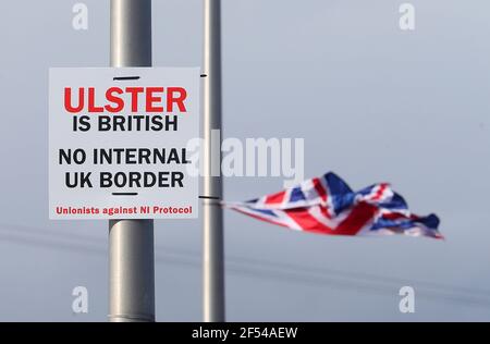 Des affiches loyalistes à Temple Crossroads contre une frontière en mer d'Irlande. Photo Mal McCann Banque D'Images