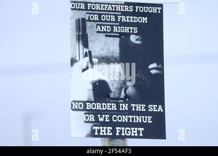 Posters loyalistes à l'extérieur de l'école secondaire Ballynahinch, contre une frontière en mer d'Irlande. Photo Mal McCann Banque D'Images