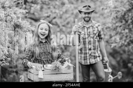 Planter des fleurs. Les phases de lune aident à déterminer le meilleur jardin de plantes de temps. Père de famille et fille plantant des plantes. Transplanter des légumes de la pépinière Banque D'Images