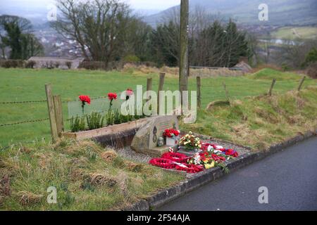 Des hommages floraux frais à un mémorial du 50e anniversaire des trois soldats écossais du 1er Bataillon, Royal Highland Fusiliers à White Brae, Ligoniel, nord de Belfast, qui ont été tués sur place en 1971. Photo Mal McCann Banque D'Images