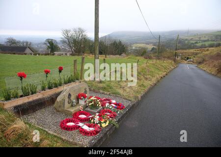 Des hommages floraux frais à un mémorial du 50e anniversaire des trois soldats écossais du 1er Bataillon, Royal Highland Fusiliers à White Brae, Ligoniel, nord de Belfast, qui ont été tués sur place en 1971. Photo Mal McCann Banque D'Images