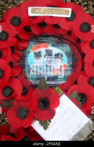 Des hommages floraux frais à un mémorial du 50e anniversaire des trois soldats écossais du 1er Bataillon, Royal Highland Fusiliers à White Brae, Ligoniel, nord de Belfast, qui ont été tués sur place en 1971. Photo Mal McCann Banque D'Images