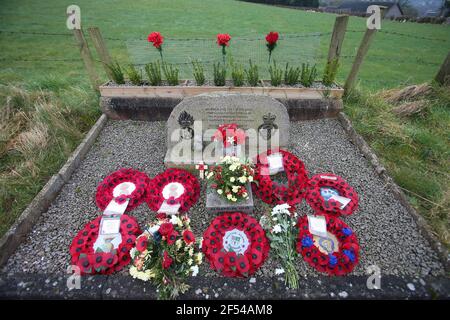 Des hommages floraux frais à un mémorial du 50e anniversaire des trois soldats écossais du 1er Bataillon, Royal Highland Fusiliers à White Brae, Ligoniel, nord de Belfast, qui ont été tués sur place en 1971. Photo Mal McCann Banque D'Images