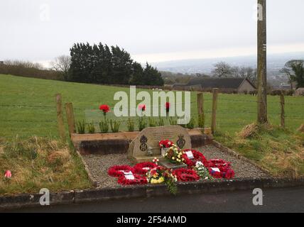 Des hommages floraux frais à un mémorial du 50e anniversaire des trois soldats écossais du 1er Bataillon, Royal Highland Fusiliers à White Brae, Ligoniel, nord de Belfast, qui ont été tués sur place en 1971. Photo Mal McCann Banque D'Images