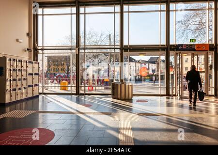 SOLINGEN, ALLEMAGNE - 06 MARS 2021 : intérieur de la gare de Solingen, Hauptbahnhof, Rhénanie-du-Nord-Westphalie, Allemagne. Entrée, casiers Banque D'Images