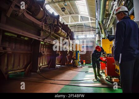 Ekibastuz, région de Pavlodar, Kazakhstan: Intérieur de l'usine de construction de chariots. Chariot de soudure (gauche). Côté droit de l'appareil. Banque D'Images