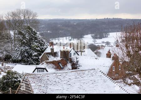 Vue sur les toits des chalets et le paysage de High Weald dans la neige d'hiver, Burwash, East Sussex, Angleterre, Royaume-Uni, Europe Banque D'Images