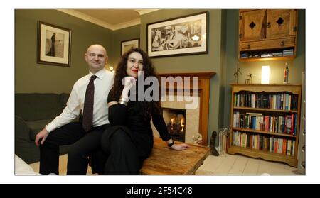Azita et Mark Horwood dans leur maison à Surbiton, Londonpic David Sandison 27/1/2005 Banque D'Images