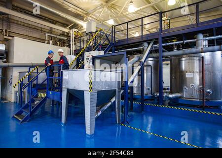 Ekibastuz, Kazakhstan - 28 mai 2012. Usine de production de matériaux explosifs pour l'exploitation minière de carrières de charbon. Les ingénieurs parlent en atelier. Banque D'Images