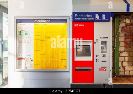 SOLINGEN, ALLEMAGNE - 06 MARS 2021 : intérieur de la gare centrale de Solingen, Hauptbahnhof, Rhénanie-du-Nord-Westphalie, Allemagne. Machine à billets et horaires Banque D'Images