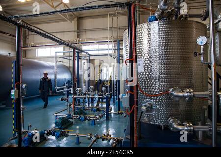 Ekibastuz, Kazakhstan - 28 mai 2012. Usine de production de matériaux explosifs. Entrepôt chimique, réservoir de réacteur et travailleur en arrière-plan. Concentrez-vous sur BKGD. Banque D'Images