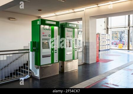 SOLINGEN, ALLEMAGNE - 06 MARS 2021 : intérieur de la gare centrale de Solingen, Hauptbahnhof, Rhénanie-du-Nord-Westphalie, Allemagne. Distributeurs de billets, escalier a Banque D'Images