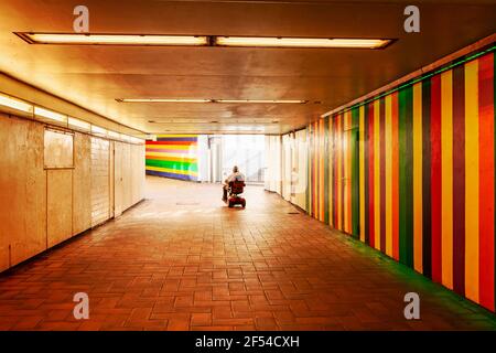 SOLINGEN, ALLEMAGNE - 06 MARS 2021 : gare centrale de Solingen, Hauptbahnhof, Rhénanie-du-Nord-Westphalie, Allemagne. Passage souterrain avec fauteuil roulant Banque D'Images