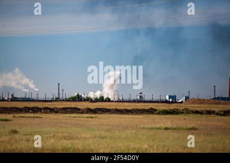 Vue panoramique sur la steppe et l'explosion. Nuage blanc et fumée noire. Carrière de charbon au Kazakhstan. Banque D'Images