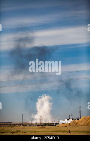 Vue panoramique sur la steppe et l'explosion. Nuage blanc et fumée noire. Carrière de charbon au Kazakhstan. Ciel magnifique avec nuages. Banque D'Images