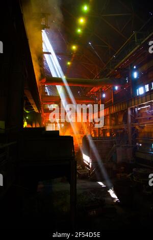 Aksu, région de Pavlodar, Kazakhstan - mai 29 2012 : intérieur de l'usine métallurgique d'alliages métalliques. Fumée et rayons de lumière du jour. Banque D'Images