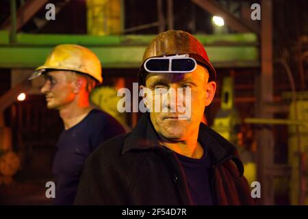Aksu, région de Pavlodar, Kazakhstan - mai 29 2012 : usine d'alliages métalliques. Portrait des métallurgistes. Banque D'Images
