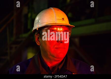 Aksu, région de Pavlodar, Kazakhstan - Mai 29 2012 : Portrait de l'ingénieur métallurgiste en casque blanc et lunettes de protection. Société Kazchromm. Banque D'Images