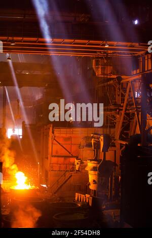 Aksu, région de Pavlodar, Kazakhstan - mai 29 2012 : usine d'alliages métalliques. Godet métallurgique avec métal chaud liquide. Banque D'Images