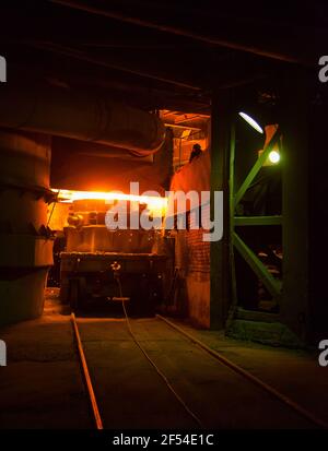 Aksu, région de Pavlodar, Kazakhstan - mai 29 2012 : atelier de métallurgie de l'usine d'alliages métalliques. Entraînez-vous avec du métal liquide sur la voie. Banque D'Images