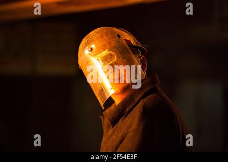 Aksu, région de Pavlodar, Kazakhstan - mai 29 2012 : usine d'alliages métalliques. Portrait d'un métallurgiste dans un masque facial en verre. Banque D'Images
