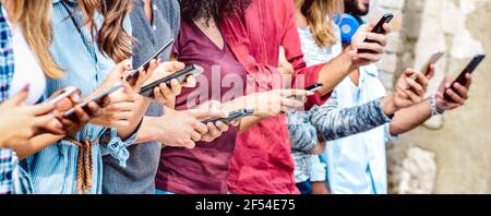 Vue rognée sur les mains de menuiserie à l'aide de smartphones mobiles - Personnes dépendantes par les smartphones - concept de technologie avec toujours connecté adolescents Banque D'Images