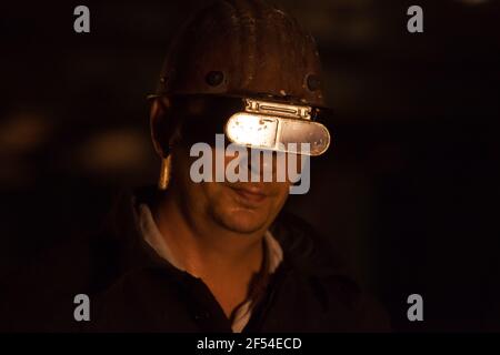 Aksu, région de Pavlodar, Kazakhstan - mai 29 2012 : usine d'alliages métalliques. Portrait de métallurgiste. Filtre de protection et casque. Banque D'Images
