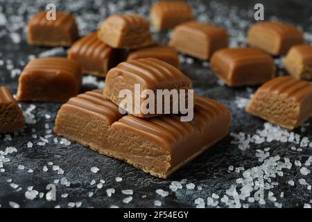 Morceaux de caramel salé sur fond noir fumé, gros plan