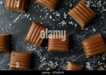 Morceaux de caramel salé sur fond noir fumé, gros plan