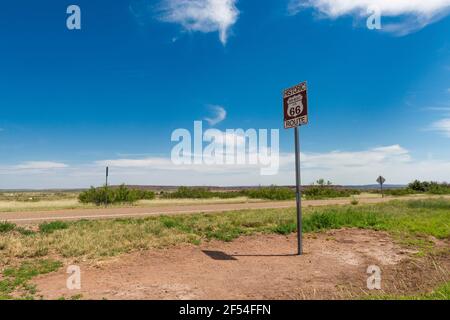 Tucumcari, Nouveau-Mexique - 9 juillet 2014 : vue de la route historique originale 66 avec un panneau routier dans le quartier du Nouveau-Mexique, États-Unis. Banque D'Images