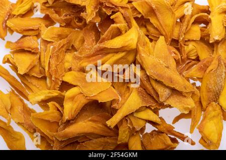 Tranches de mangue séchées. Parfait comme en-cas, ajout à la crème glacée et autres desserts. Banque D'Images