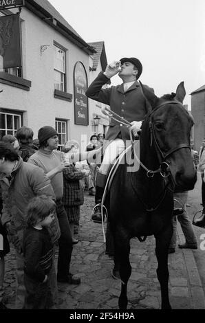 Rencontre des chasseurs de fFoxhunters de la chasse au curre sur la place du village de Magor pour boire un verre avant de partir, Monbucshire, pays de Galles,1983 Banque D'Images