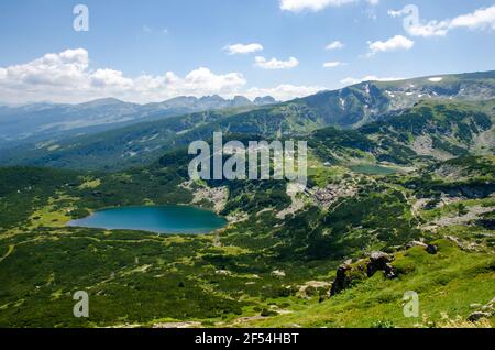 Panorama sur la montagne de Rila en un voyage pour sept lacs de Rila. Bulgarie. Le lac inférieur est le plus bas des sept lacs Rila. Banque D'Images