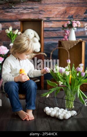 Mignon enfant blond, garçon avec décoration de pâques dans le studio Banque D'Images