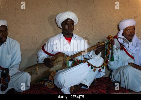 Khamlia, Maroc - 12 avril 2016 : un groupe d'hommes habillés blancs jouant de la musique traditionnelle esclave, kwn comme Gnawa, dans le village de Khamlia, à l'ouest Banque D'Images