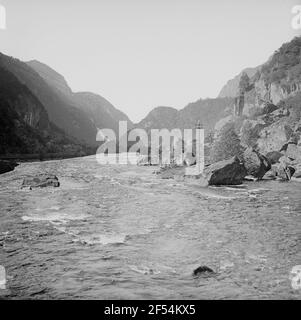 Nærøytal (Nærøydalen), Norvège. Vue du pont au cours de la route de Stalheimskleiva à Stalheim le long de la rivière Nærøydalselvi contre les montagnes avec cascade de Stalheimsfossen Banque D'Images